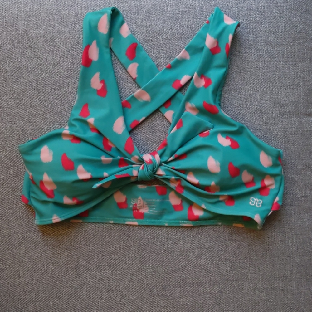 SOLD Albion green bungalow knot top